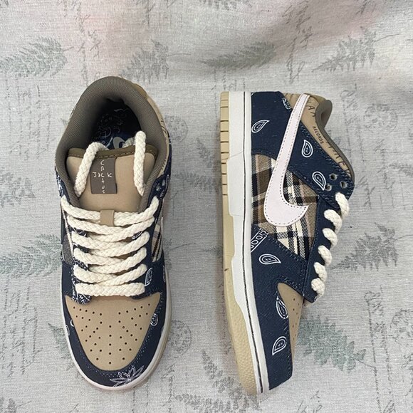 The Travis Scott x Nike SB Dunk Low - Picture 5 of 9